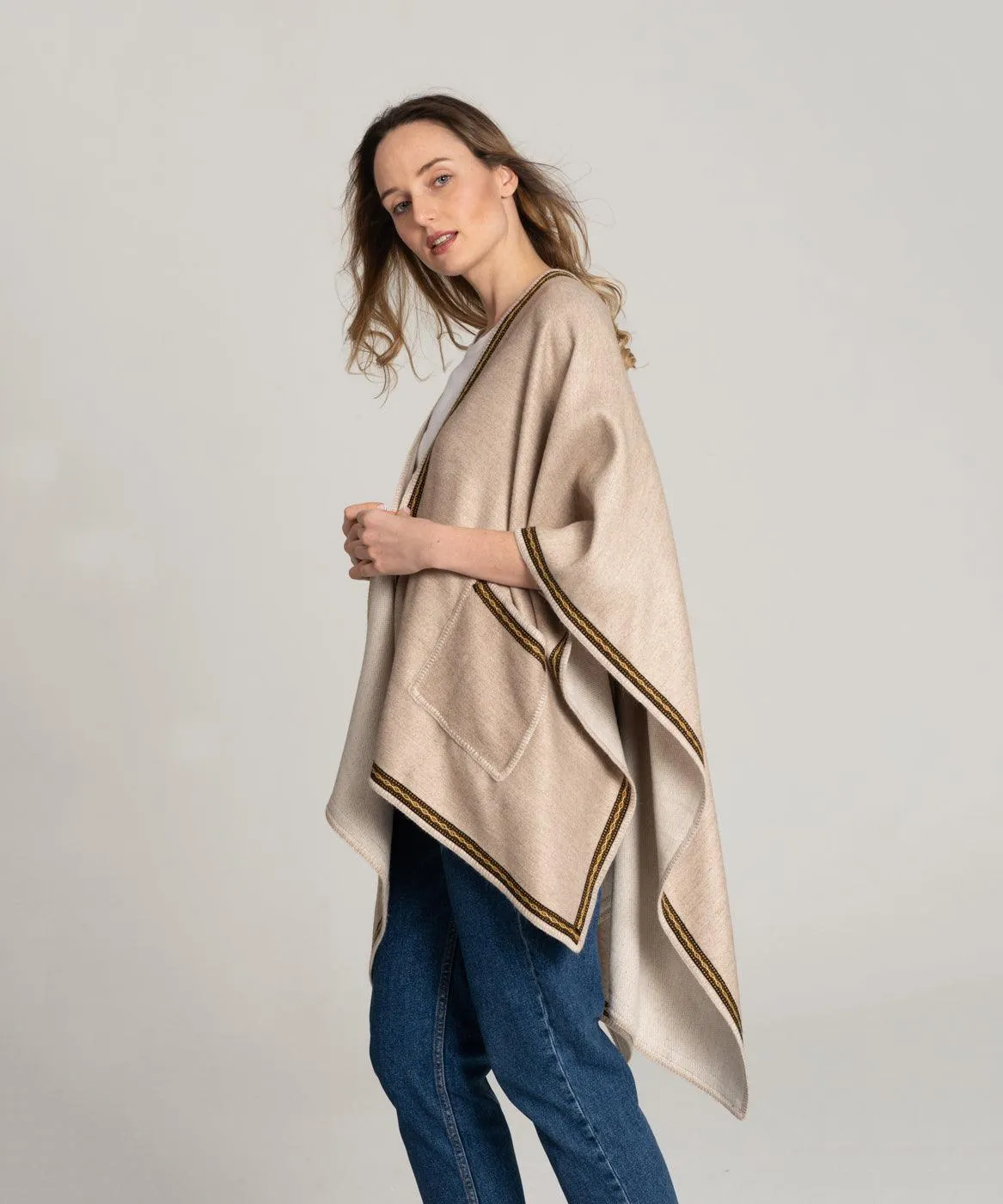 Poncho o capa de mezcla de alpaca beige con borde en cinta étnica